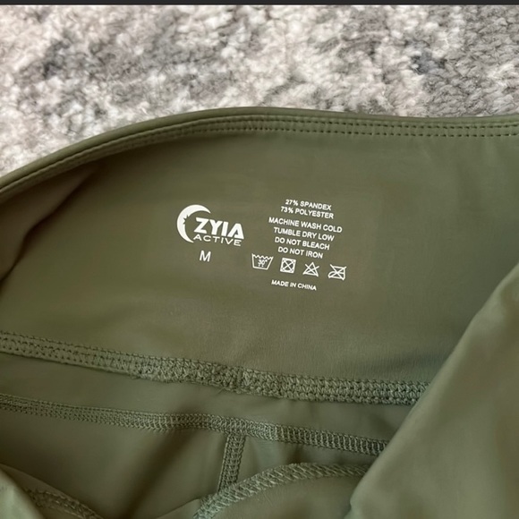Zyia Capri Legging - Size 4 - Never Worn - Pockets - Olive Green - Picture 2 of 6